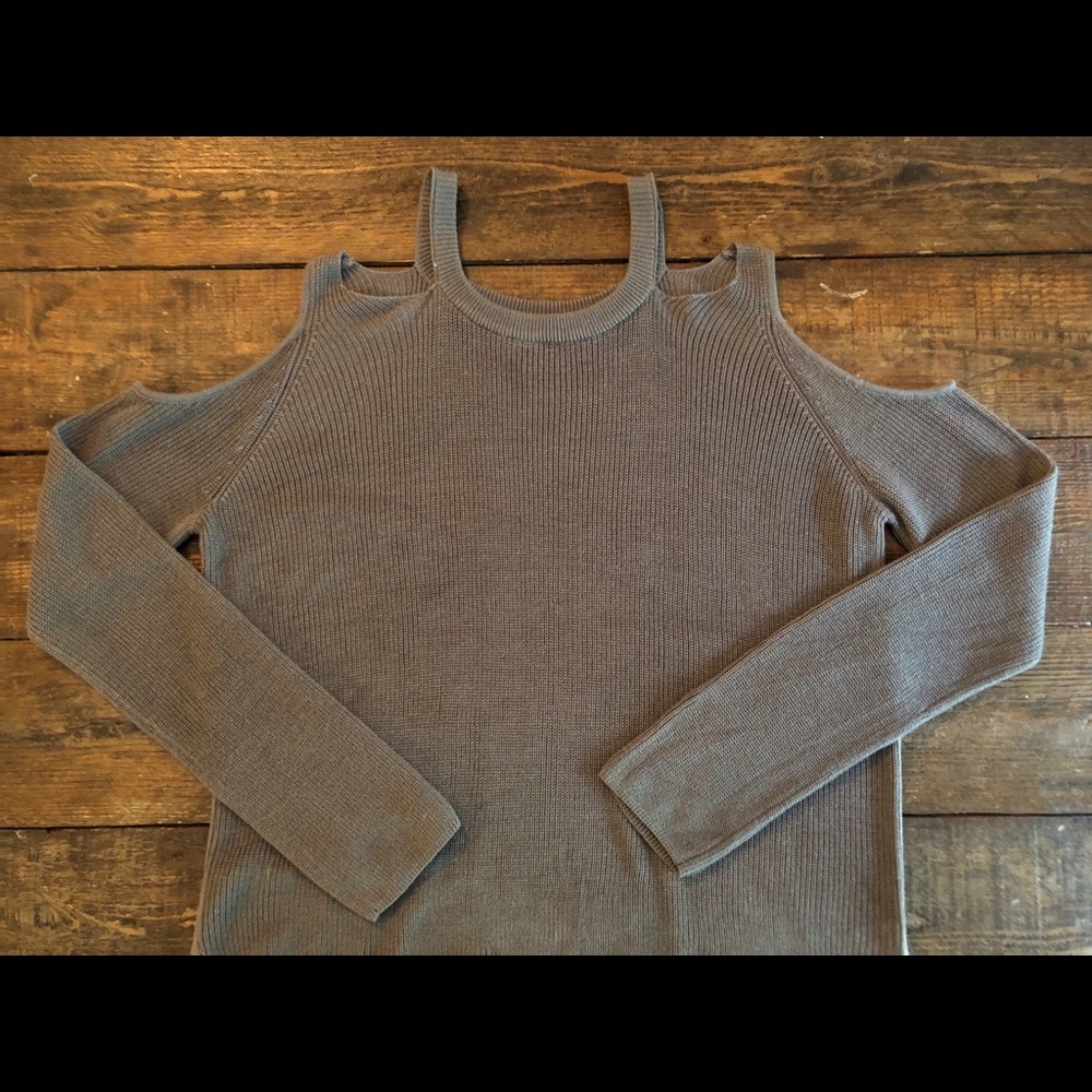 Open shoulder long sleeve top